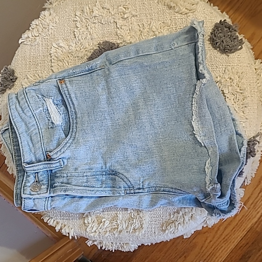 ☀️High-rise button up jean shorts ✨️ light wash✨️ like new! Size 2 - Picture 5 of 7